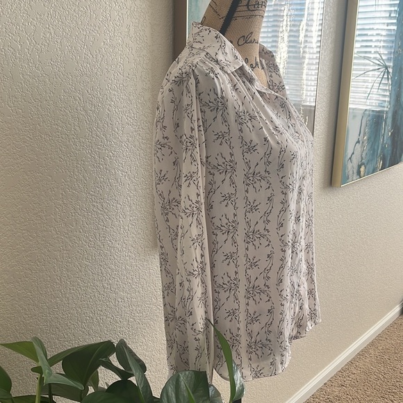 NWT H&M button down shirt size 6
Beautiful print. Excellent Condition 
#49 - Picture 2 of 9